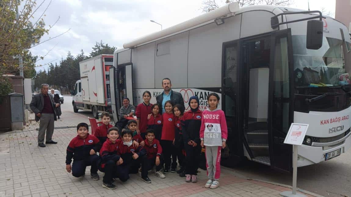 Serinhisar İmam Hatip Ortaokulu Öğretmenleri ve Velileri Kan Bağışı Yaptı